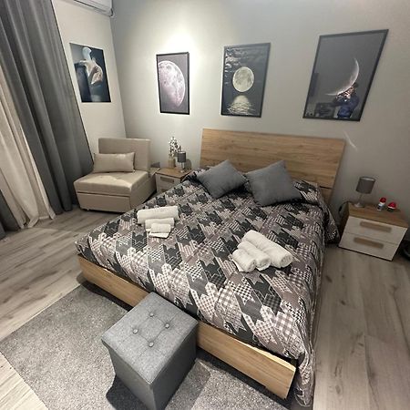La Via Di Mezzo Apartment Катания Екстериор снимка